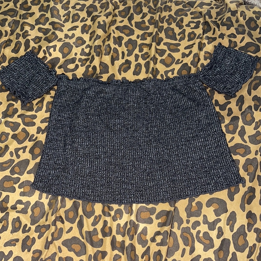 charcoal crop top with side sleeves